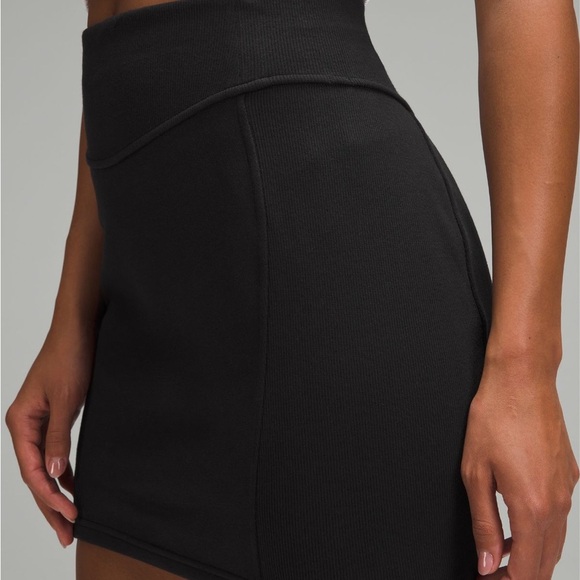 Lululemon Scuba High-Rise Mini Skirt, black, NWT. Women’s XS - Picture 3 of 8